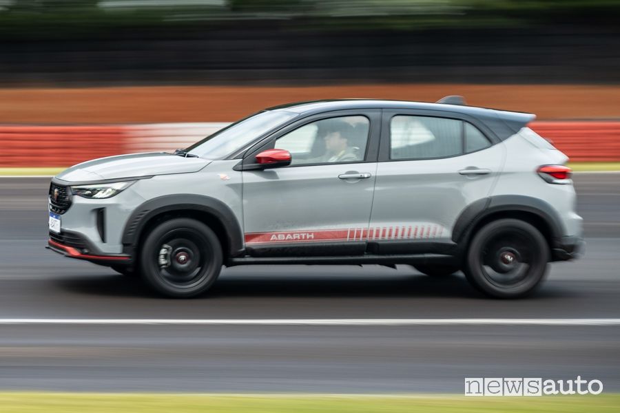 Abarth Pulse SUV laterale in pista