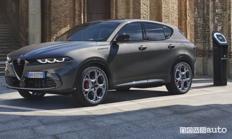 Alfa Romeo Tonale Plug-In Hybrid Q4 Speciale colonnina di ricarica