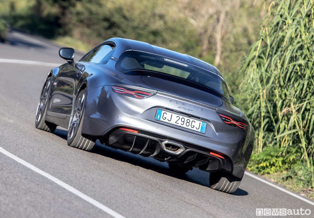 L'Alpine A110 GT regala una grande tenuta in percorrenza di curva e notevole progressione in uscita.