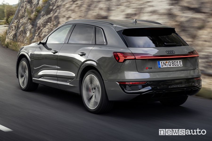 Audi Q8 e-tron quattro posteriore 3/4 su strada