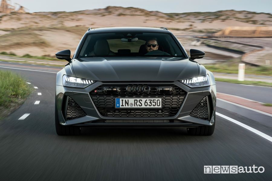 Audi RS 6 Avant performance frontale su strada