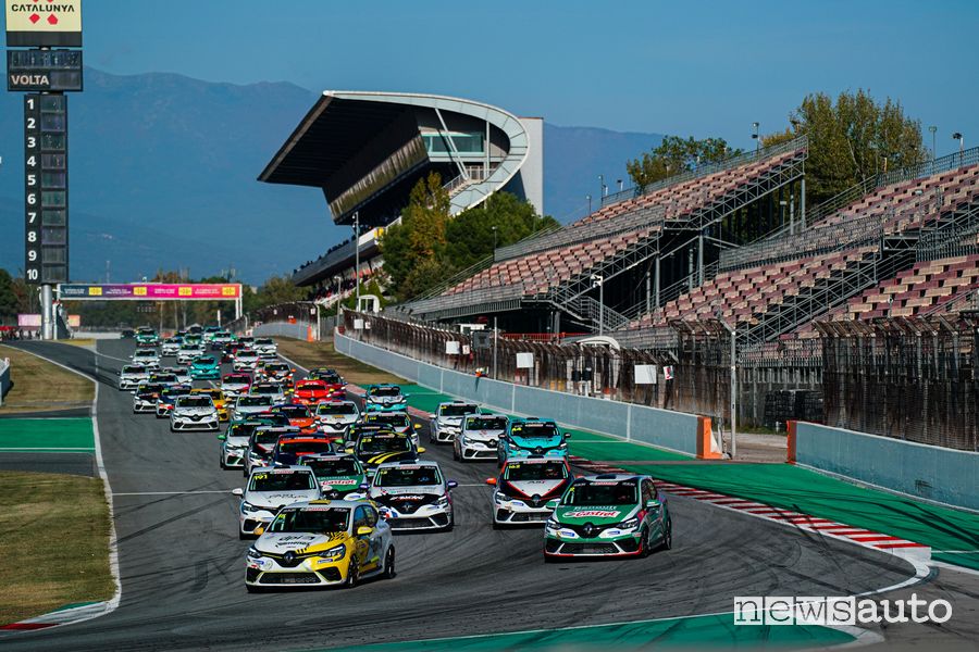 Partenza Gara 1 Clio Cup sulla pista di Barcellona