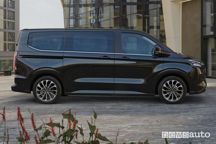 Ford E-Tourneo Custom Titanium laterale