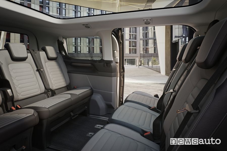Ford E-Tourneo Custom Titanium abitacolo