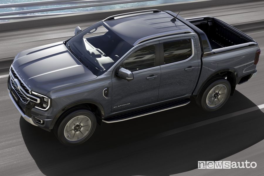 Ford Ranger Platinum pick-up su strada