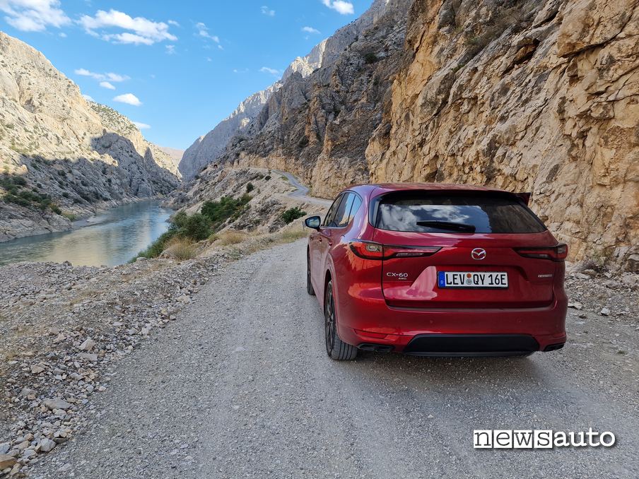 Mazda CX-60 vista su fiume Eufrate dalla Stone Road Kemaliye TaşYolu MAZDA EPIC DRIVE 2022 TURCHIA