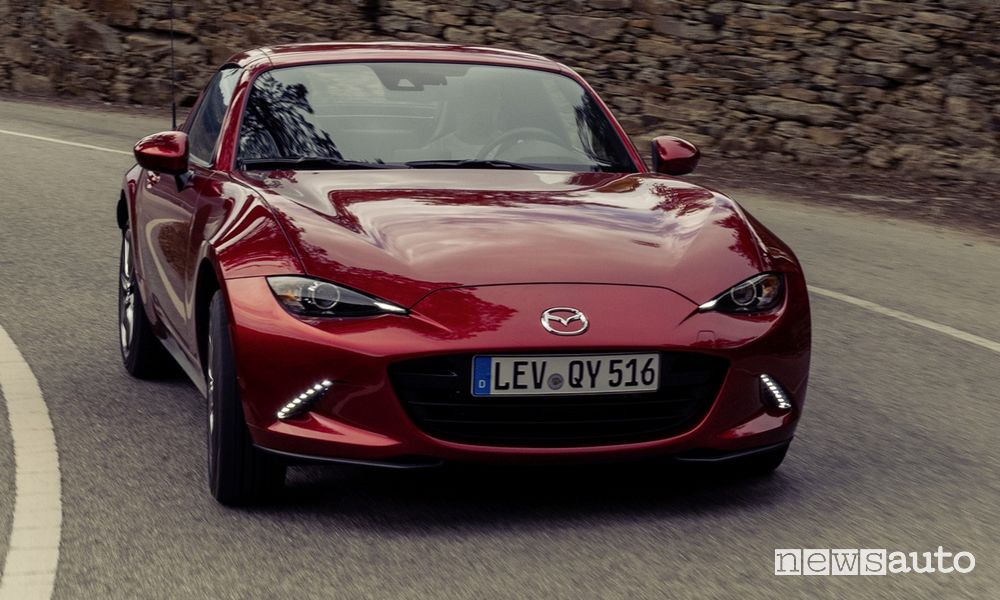 Mazda MX-5 RF anteriore su strada