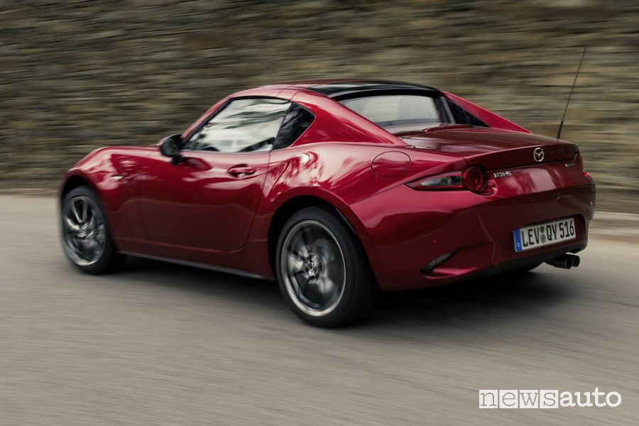 Mazda MX-5 RF posteriore 3/4 su strada
