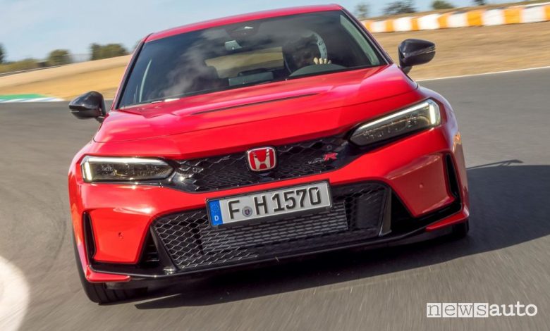 Nuova Honda Civic Type R rossa anteriore in pista