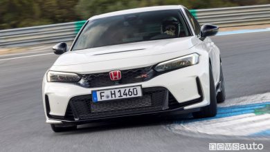 Nuova Honda Civic Type R frontale in pista
