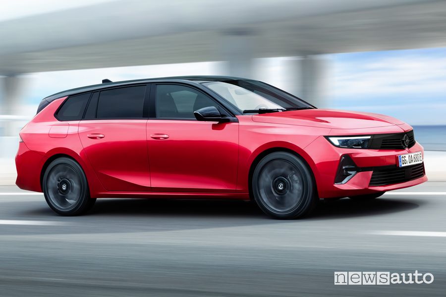 Opel Astra Electric Sport Tourer anteriore 3/4 su strada