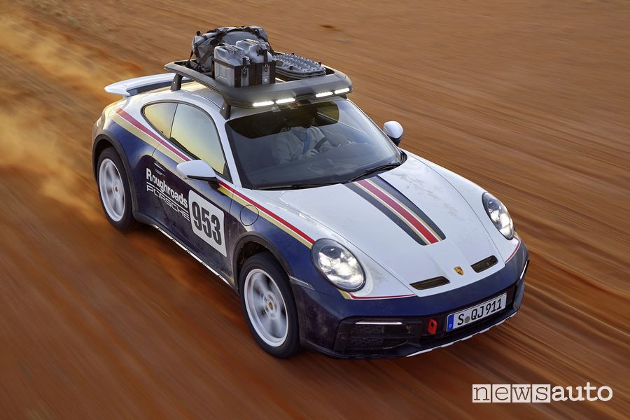 Porsche 911 Dakar nel deserto sulla sabbia