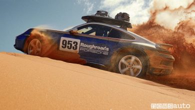 Porsche 911 Dakar nel deserto sulla sabbia
