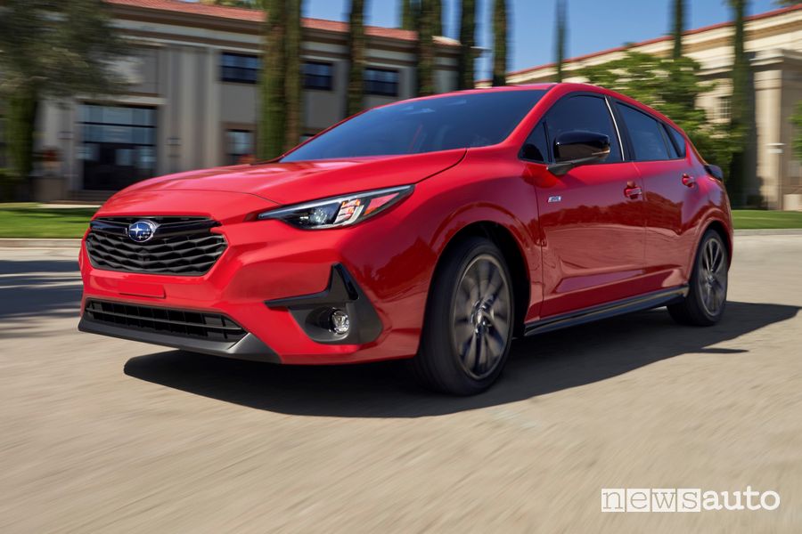 Nuova Subaru Impreza RS anteriore 3/4 su strada