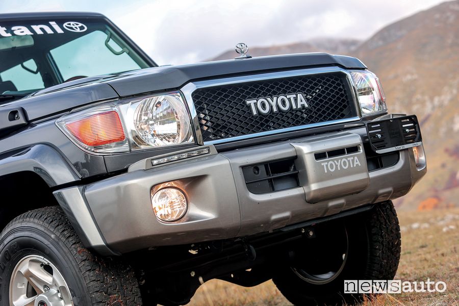 Toyota Land Cruiser GRJ79 paraurti anteriore
