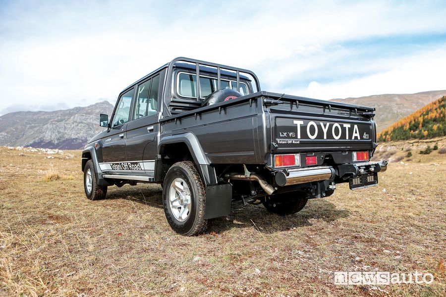 Toyota Land Cruiser GRJ79 posteriore 3/4