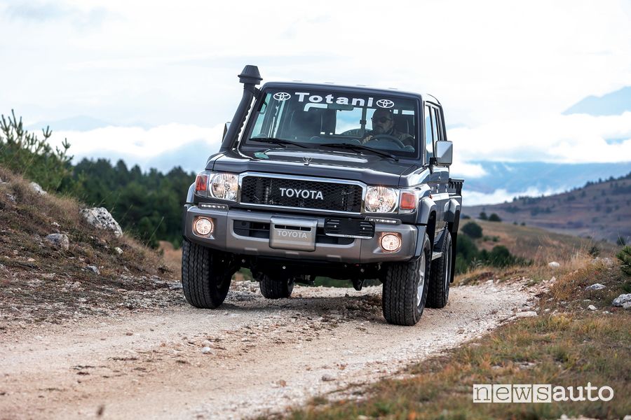 Toyota Land Cruiser GRJ79 anteriore sterrato