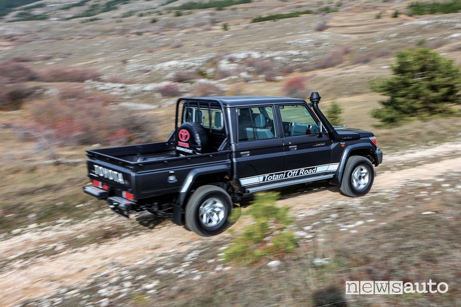 Toyota Land Cruiser GRJ79 posteriore sterrato