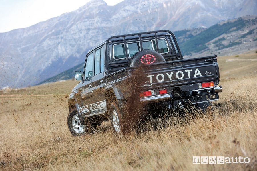 Toyota Land Cruiser GRJ79 posteriore 3/4 sullo sterrato