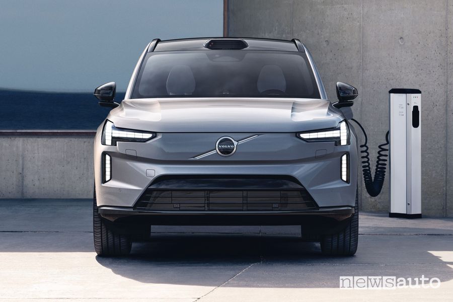 Volvo EX90 frontale in ricarica
