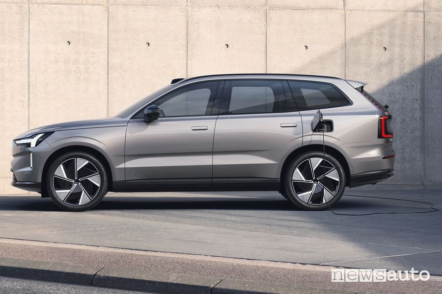 Volvo EX90 laterale in ricarica