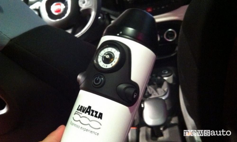 Macchina del caffè a bordo della Fiat 500L Lavazza
