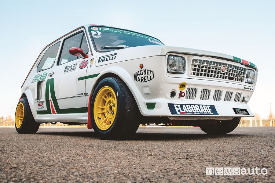 Fiat 127 Top elaborata livrea Alitalia anteriore 3/4