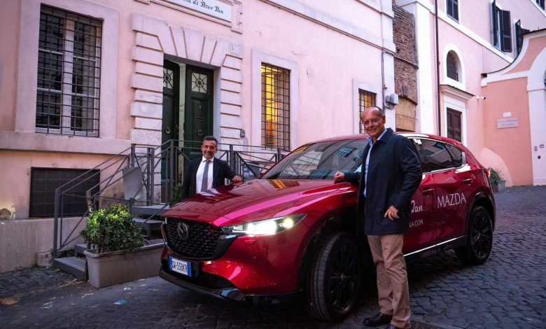 Mazda Italia supporta l'Associazione Peter Pan di Roma, nella foto Roberto Pietrantonio AD di Mazda Italia con Roberto Mainiero Presidente dell'Associazione