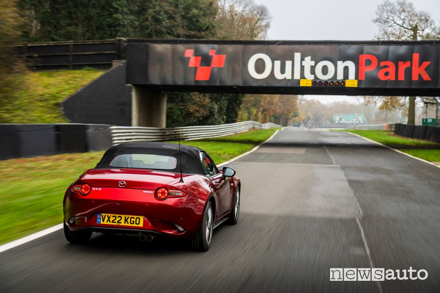 Mazda MX-5 con benzina sostenibile sulla pista di Oulton Park