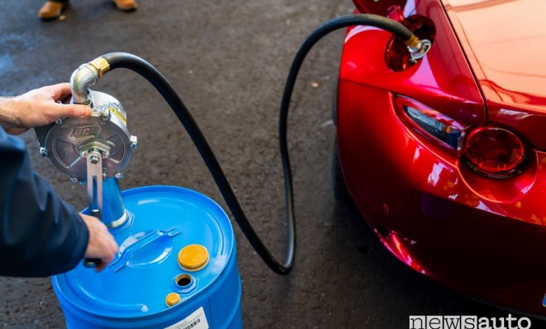 Rifornimento con benzina sostenibile SUSTAIN Coryton sulla Mazda MX-5