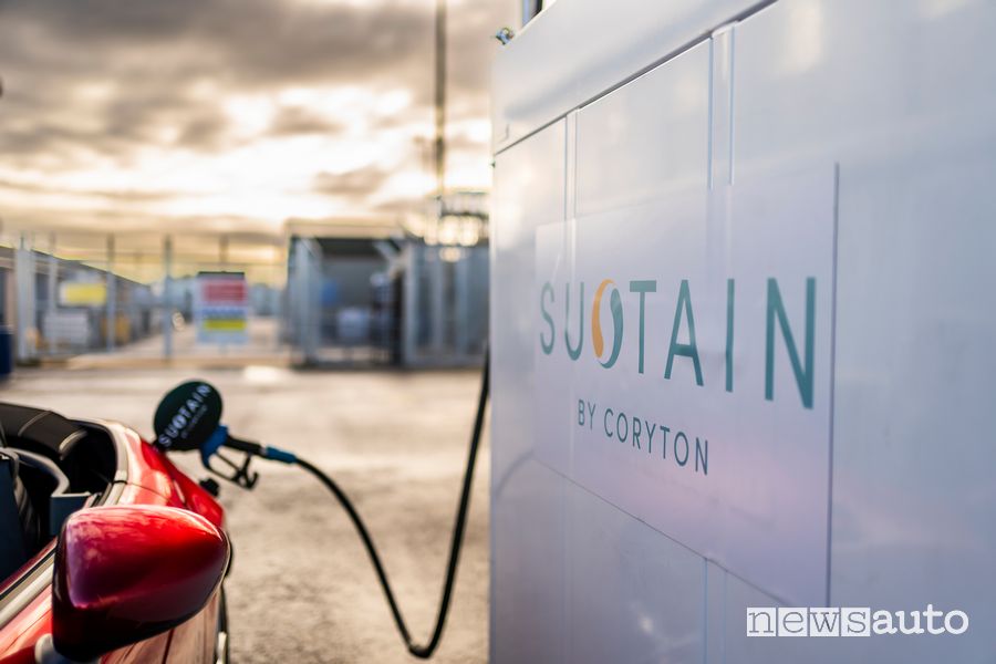 Mazda MX-5 rifornimento con benzina sostenibile SUSTAIN Coryton