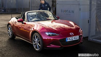 Mazda MX-5 rifornimento con benzina sostenibile SUSTAIN Coryton