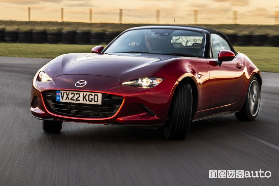Mazda MX-5 con benzina sostenibile di traverso sulla pista di Anglesey