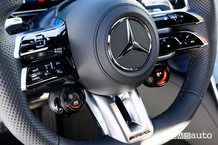 Mercedes-AMG S 63 E Performance comandi volante abitacolo