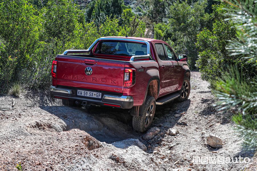 Nuovo Volkswagen Amarok pick-up posteriore twist in off road