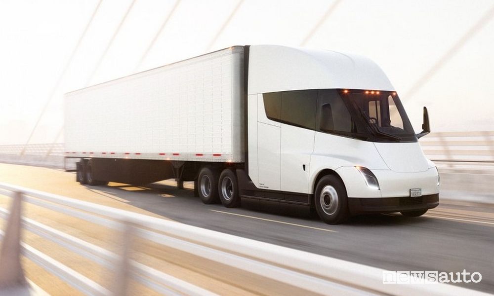 Tesla Semi autonomia e ricarica