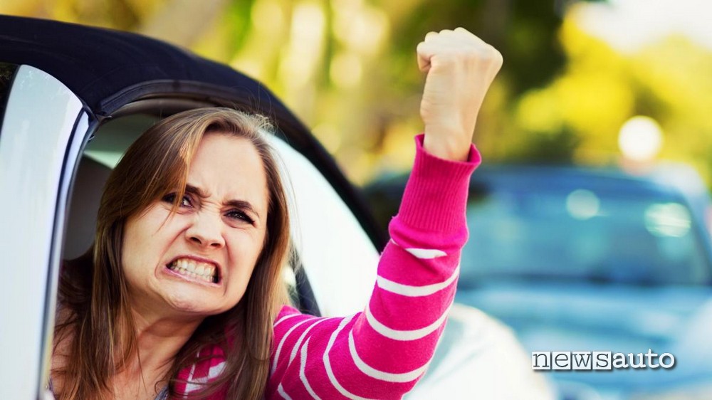 Automobilista donna arrabbiata 