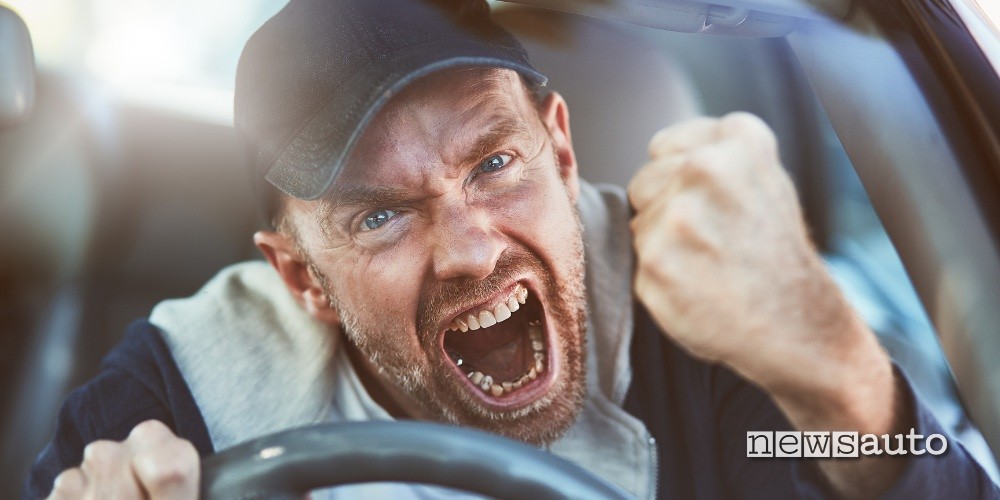 Bestemmia in auto sanzioni
