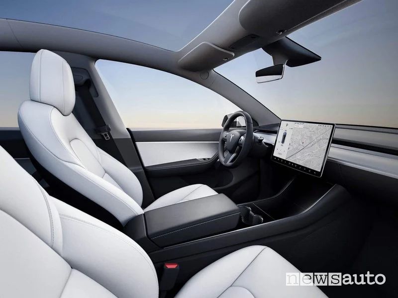 abitacolo della Tesla Model Y