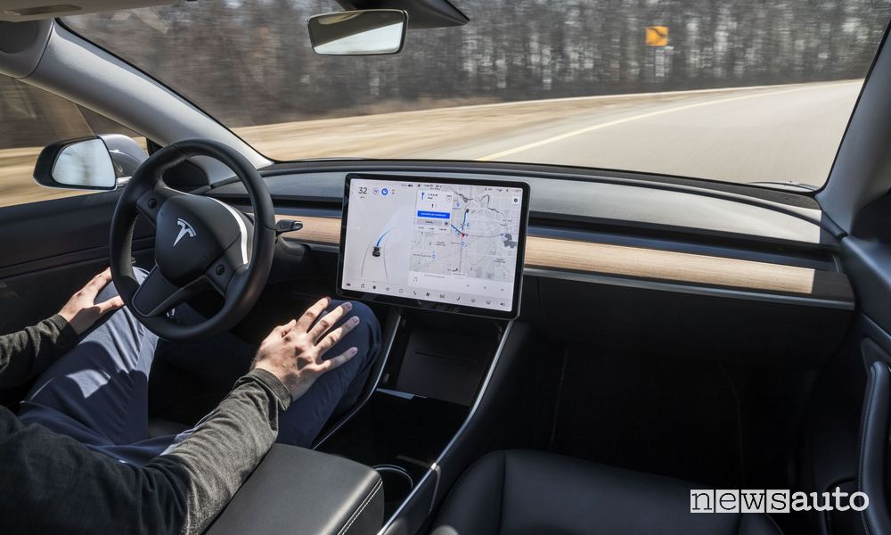 Tesla Autopilot sistema di guida autonoma di livello 3