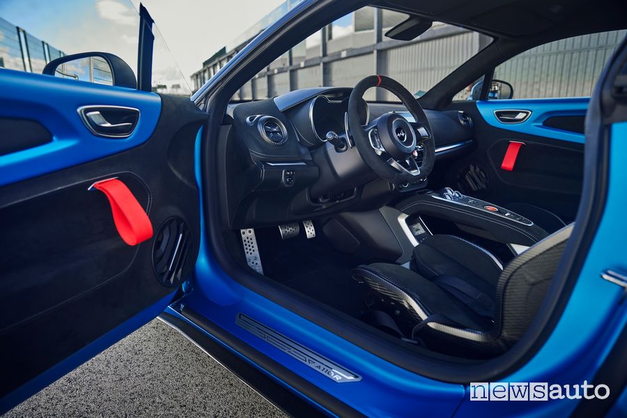 Alpine A110 R abitacolo