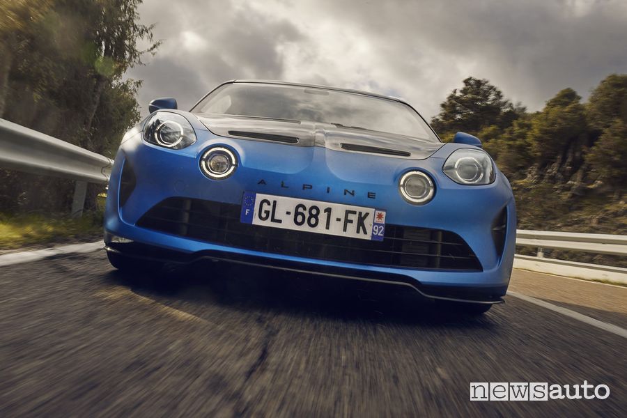 Alpine A110 R frontale su strada