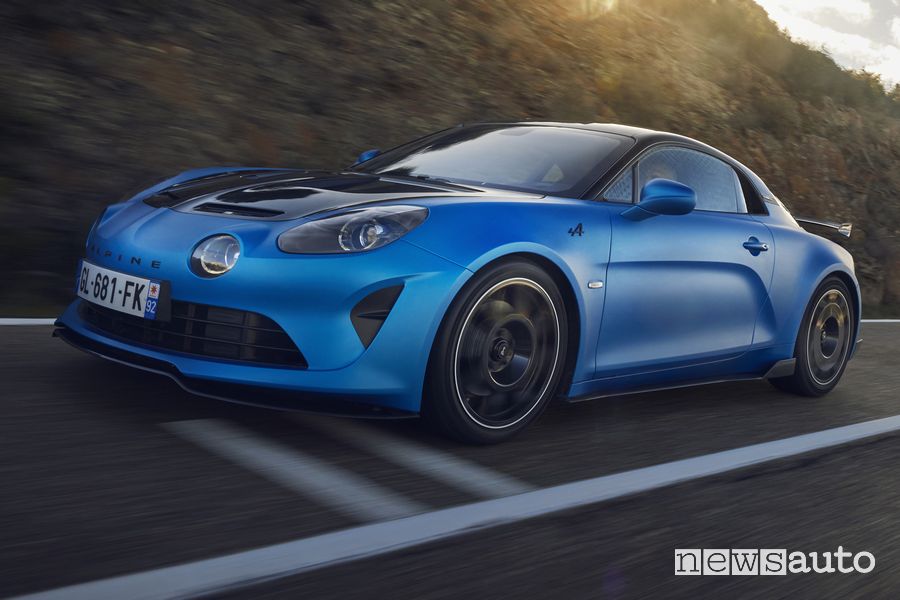 Alpine A110 R anteriore 3/4 su strada