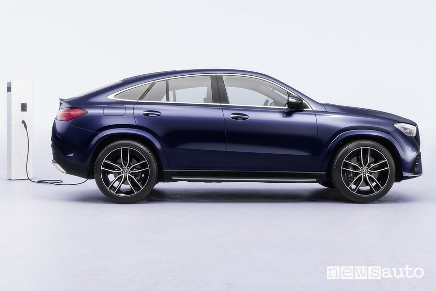 Mercedes-Benz GLE Coupé plug-in hybrid 2023 in ricarica