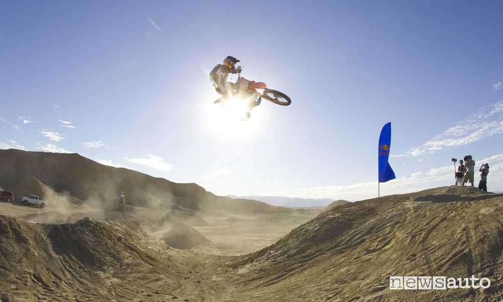 Stuntman in azione su una moto da cross