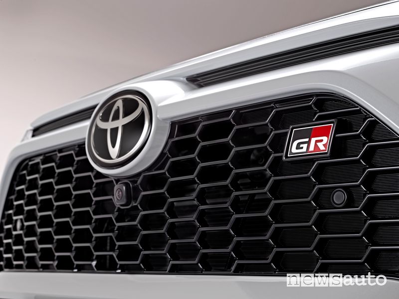 Toyota RAV4 GR Sport griglia anteriore