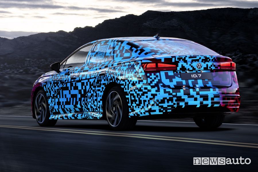 Volkswagen ID.7 "camouflage" posteriore su strada