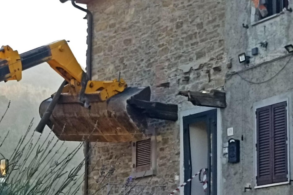 Con la benna della ruspa ha tentato distruggere la casa del vicino
