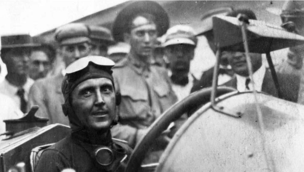 Sulla Marmon da corsa di Ray Harroun fu montato il primo specchietto retrovisore