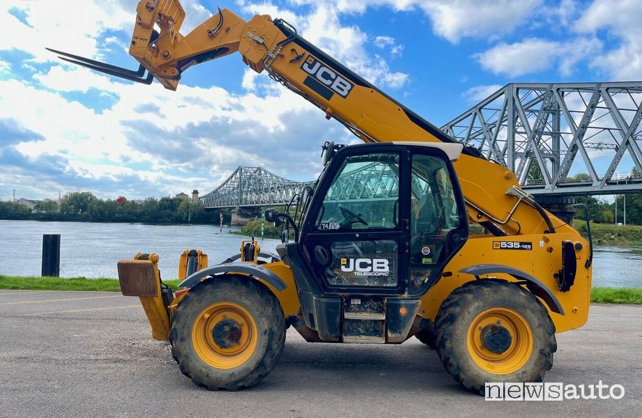 movimentatore telescopico full-size a 3 sfili con sbraccio che utilizza un motore Diesel Max da 81 kW (110 CV) ad elevata efficienza,  JCB 535-95 con braccio telescopico
